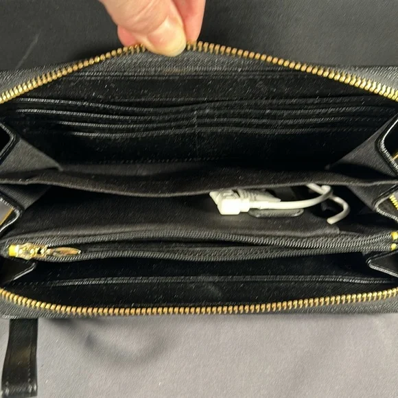 Triple C Power Wallet charges your phone on the go - black - Picture 3 of 5